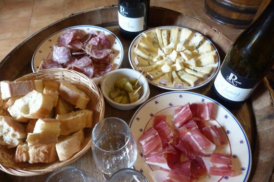 Dégustation de vins et d'un mâchon au Domaine JP Rivière (69)