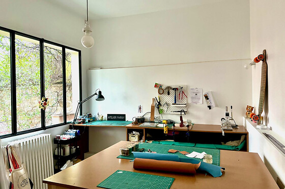 Atelier maroquinerie création d'un set d'accesoires à Paris