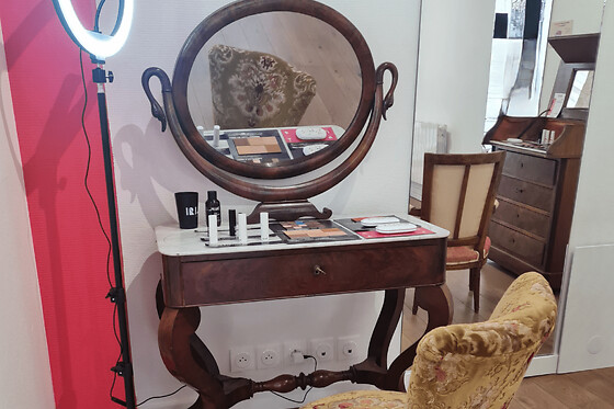 Mise en beauté par une maquilleuse professionnelle à Lyon