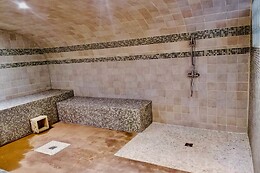 Disini Luxury Hotel