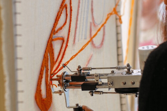 Atelier Tufting création d'une pièce décorative à Toulouse (31)