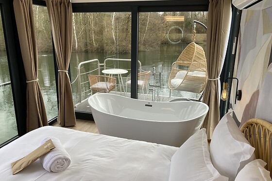 Séjour en suite flottante pour deux chez l'Escale Royale Saint Fargeau à Saint-Fargeau-Ponthierry (77)