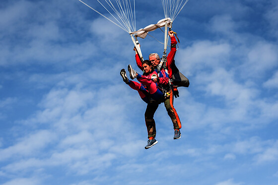 Saut en parachute en tandem - Abeille Parachutisme - Le-Val-Saint-Père (50)