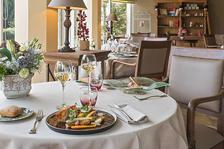 Tables romantiques avec vin, champagne ou apéritif