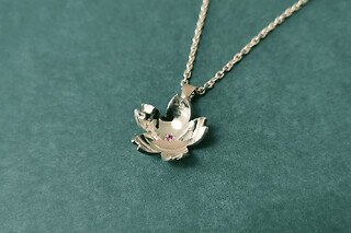 Atelier Pendentif fleur de Sakura en argent à Paris