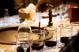 Atelier "Créer son propre vin" aux Caves du Louvre à Paris