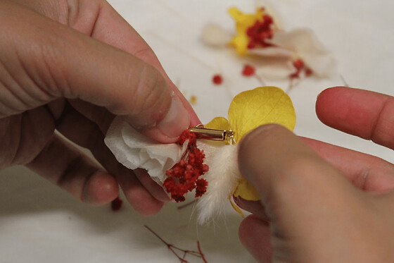 Atelier boucles d'oreilles en fleurs séchées à Marseille 5ème