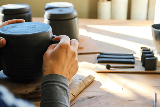 Atelier fabrication de théière en céramique à Salavre (01)