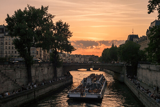 Croisière pétillante sur la Seine par les Bateaux-Mouches Paris