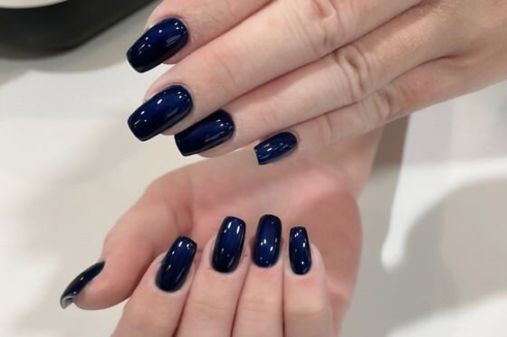Une pose de vernis semi-permanent pour les mains chez Belle du Lac à Epagny Metz-Tessy (74)