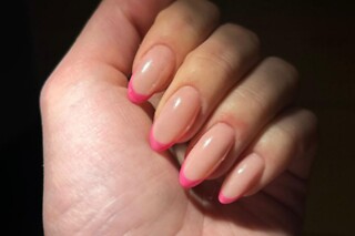 Une pose de vernis semi-permanent pour les mains chez Belle du Lac à Epagny Metz-Tessy (74)