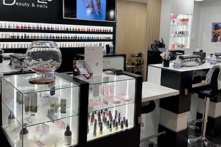 Une pose de vernis semi-permanent pour les mains chez Belle du Lac à Epagny Metz-Tessy (74)