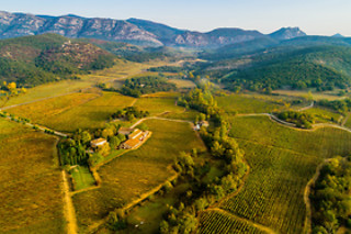 Balade œnologique et dégustation de vin en groupe au Domaine Terre des 2 Sources à Montoulieu (66)