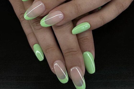 Pose américaine avec nail art pour les mains chez BadPeach Nails à Magenta (51)