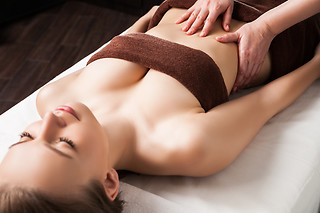 Un massage lomi lomi à Évasion Bien-Être à Vannes (56)