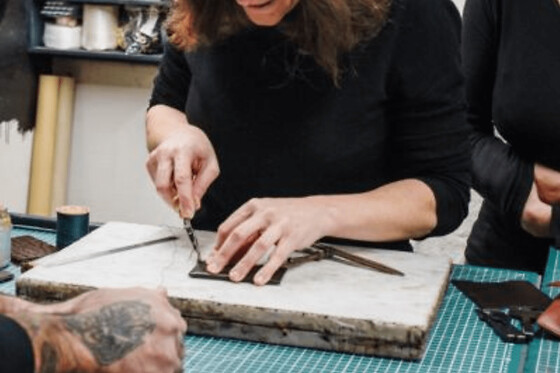 Atelier de maroquinerie en cuir à Paris 1er - Ceinture en cuir - 3h