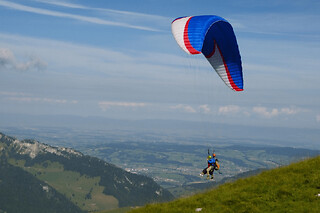 Vol en parapente au-dessus de Gruyères