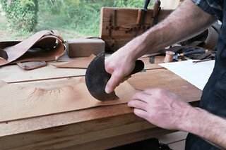 Atelier fabrication d'un tablier en cuir à Kayserberg (68)