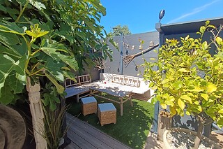 Un accès privatif au spa avec bain à remous et à la piscine en soirée chez Bulle Mauran Berre à Berre-l'Étang (13)