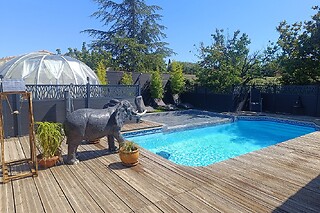Un accès privatif au spa avec bain à remous et à la piscine en soirée chez Bulle Mauran Berre à Berre-l'Étang (13)