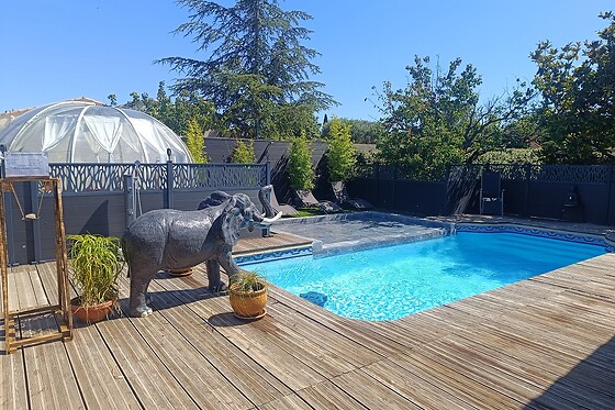 Un accès privatif au spa avec bain à remous et à la piscine en soirée chez Bulle Mauran Berre à Berre-l'Étang (13)