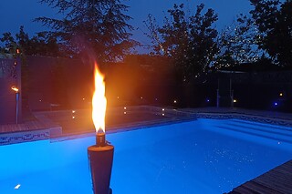 Un accès privatif au spa avec bain à remous et à la piscine en soirée chez Bulle Mauran Berre à Berre-l'Étang (13)