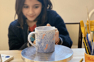 Atelier parent / enfant peinture sur céramique à Paris 11ème