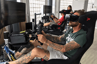 Course automobile en réalité virtuelle à Rezé (44) - Simulateur avec 3 vérins - 25min