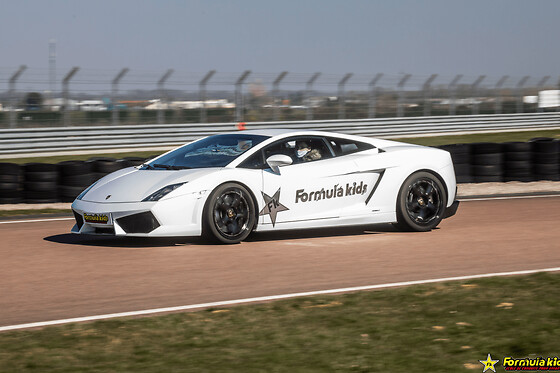Stage Pilotage Enfant en Lamborghini en Vendée (85) - Lamborghini - 5 Tours