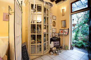 Un massage des pieds au bol kansu chez Marie-Christine Chauvin à Paris (75014)