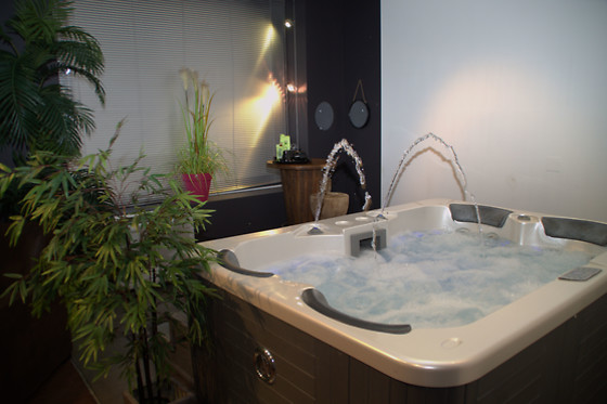 Un accès au spa avec bain à remous privatisé avec séance de chromathérapie et un modelage pour deux chez Suite & Spa No Idem à Nîmes (30)