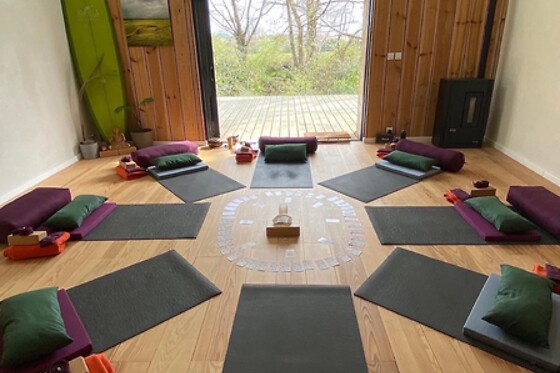 Un cours privé de fly yoga en groupe chez Yam Yoga Farm à Saint-Martin-de-Hinx (40)