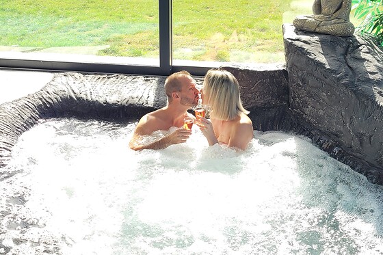 Un accès au spa avec bain à remous et un massage flottant chez H2O Hydrothérapie à Roinvilliers (91)