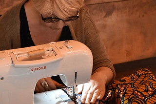 Atelier couture d'une création en tissus wax à Paris 10ème